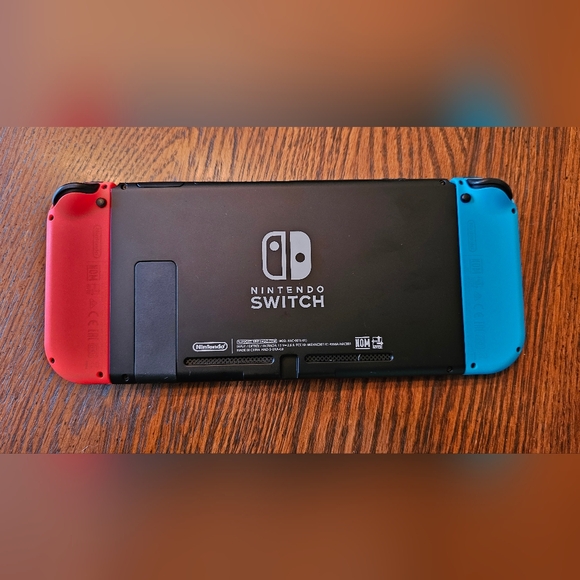Nintendo switch console - Picture 2 of 3